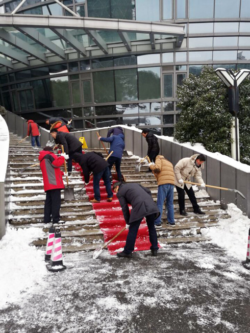 除雪保畅——意昂体育集团在行动