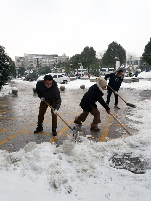 除雪保畅——意昂体育集团在行动